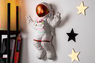 Decoração de parede Peace Sign Astronaut 3 - Branco e castanho - 35 x 47 x 10 cm