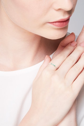 Bague Lisière - Or blanc, diamants et émeraudes