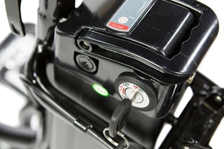 Inklapbaar Stadsfiets Ebike 20.2 en Zitje Bobike One Maxi E-D - Zwart