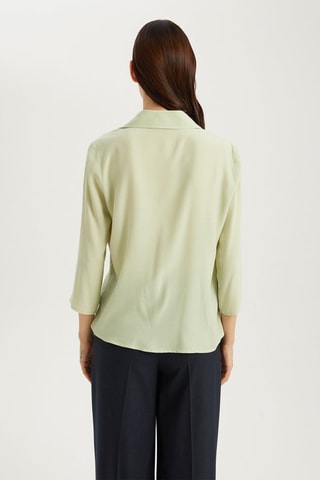 Camisa atada 
Verde-pálido