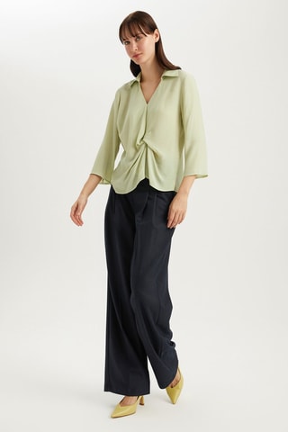 Camisa atada 
Verde-pálido