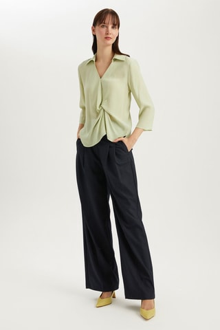Camisa atada 
Verde-pálido