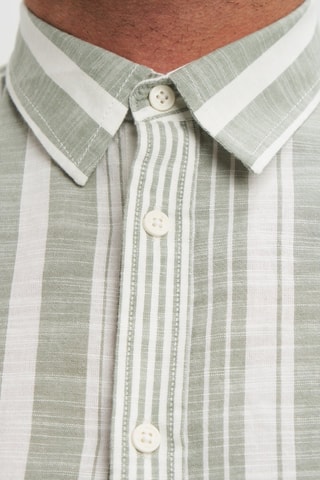 Camisa regular - Verde-sálvia