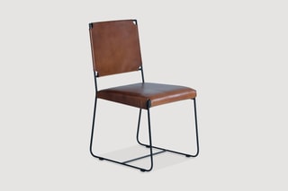 2 chaises - Marron et noir