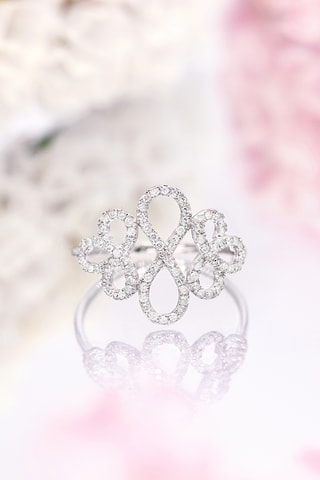 Anel Ngor Ouro branco e diamantes