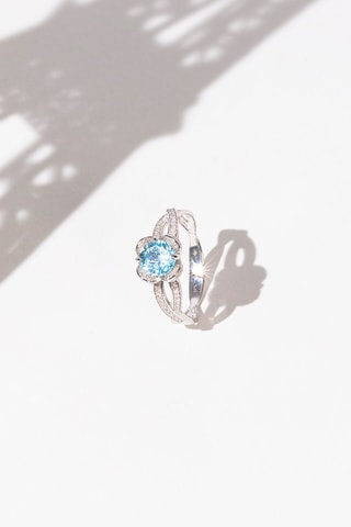 Anel Fleur de Moi  Ouro branco, topázio e diamantes