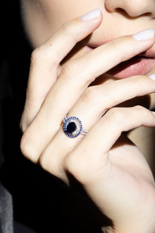 Anel Firenze nouvelle Ouro branco, diamantes e safiras
