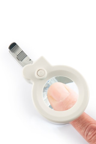 Coupe-ongle avec loupe et lime