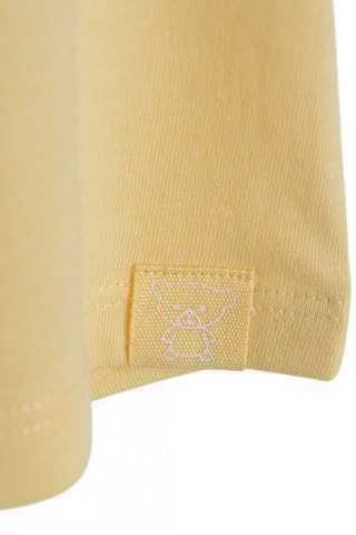 T-shirt. Mosterdgeel