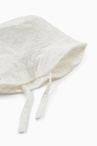 Bobhoedje met Engelse Borduursels - Wit
