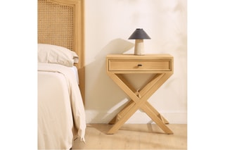 Mesa de cabeceira em madeira de sungkai - 1 gaveta - 53 x 60,5 x 35 cm