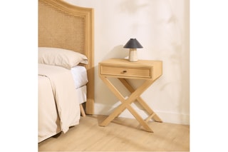 Mesa de cabeceira em madeira de sungkai - 1 gaveta - 53 x 60,5 x 35 cm