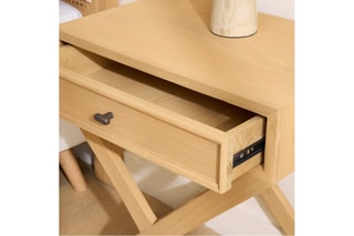 Mesa de cabeceira em madeira de sungkai - 1 gaveta - 53 x 60,5 x 35 cm