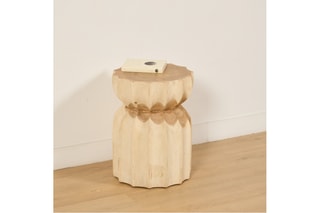 Mesa de cabeceira em madeira de trembesi - 34 x 45,5 x 34 cm