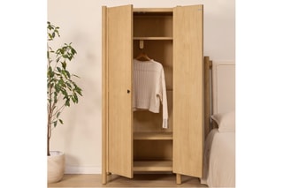 Armário em madeira de sungkai com 2 portas - 80 x 183 x 43 cm