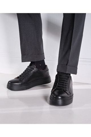 Sapatilhas em couro Regular - Preto