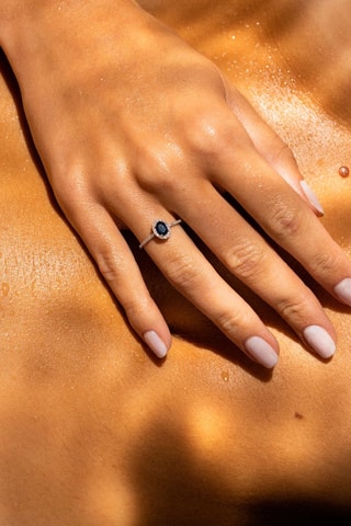Anel Courtoisie Ouro branco, diamantes e safira