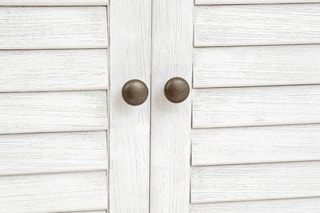 Vitrine 4 portes en bois d’acacia Olbia - 95 x 40 x 190 cm