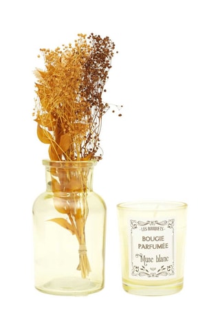 Vela perfumada e flores secas  Modelo aleatório