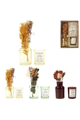 Vela perfumada e flores secas  Modelo aleatório