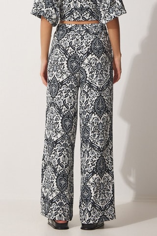 Crop top e calças de cintura alta - Preto e branco