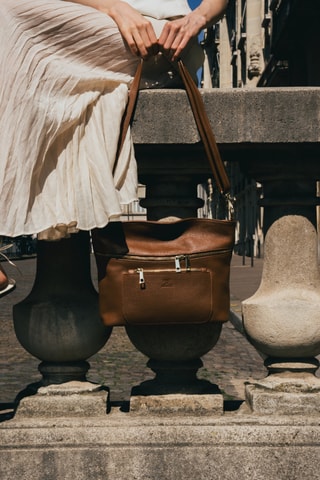Mala de ombro em couro Scarlet  - Camel