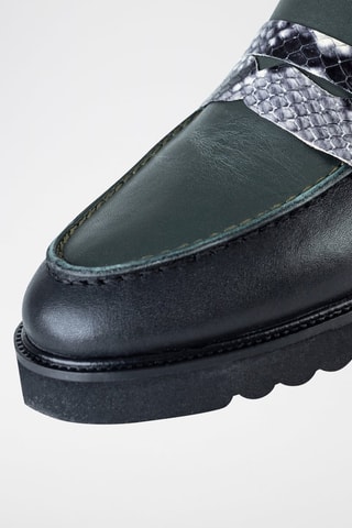 Mocassins em couro 
Verde-escuro