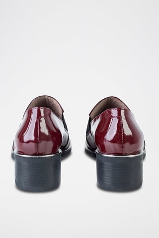 Mocassins em couro 
Bordô e preto