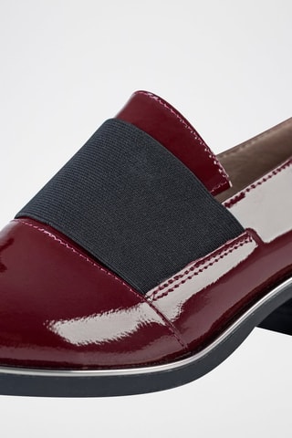 Mocassins em couro 
Bordô e preto