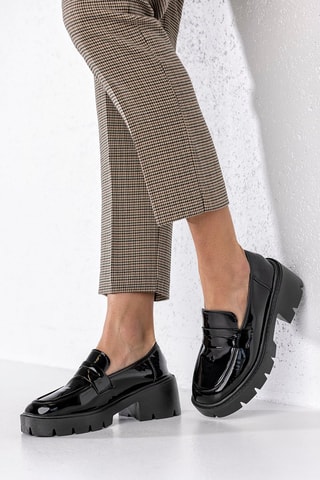 Mocassins envernizados  
Preto