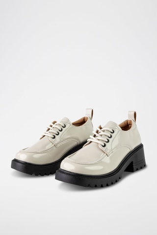 Mocassins envernizados  
Bege