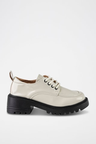 Mocassins envernizados  
Bege