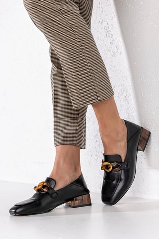 Mocassins.  
Preto