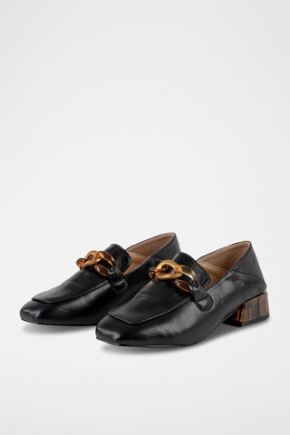 Mocassins.  
Preto