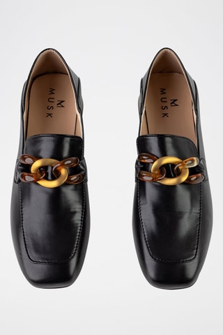 Mocassins.  
Preto