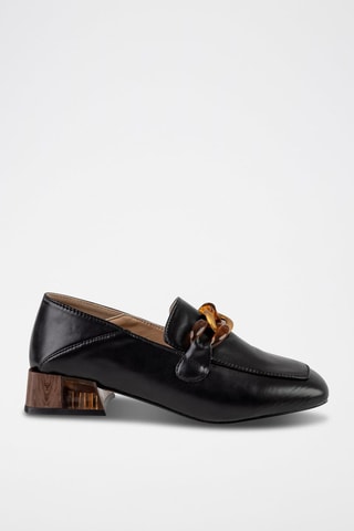 Mocassins.  
Preto