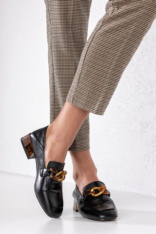 Mocassins.  
Preto
