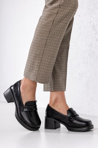 Mocassins de salto  
Preto