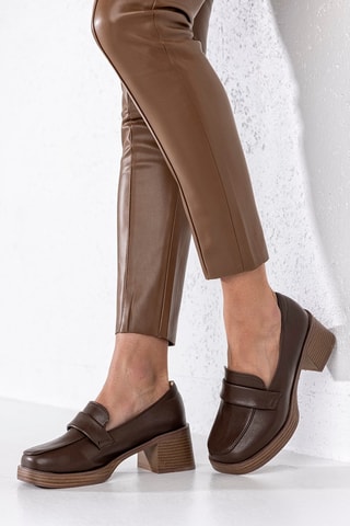 Mocassins de salto 
Castanho