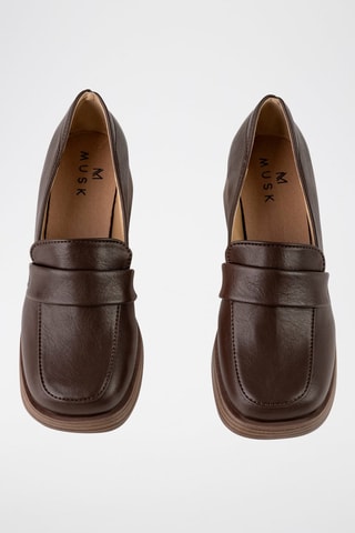 Mocassins de salto 
Castanho