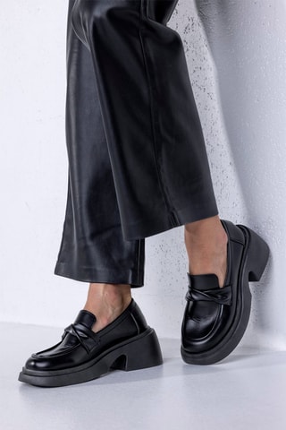 Mocassins de couro com salto - Preto
