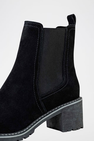 Botins Chelsea em nobuck 
Preto