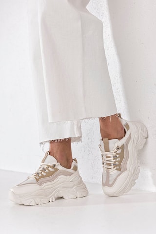 Sapatilhas com plataforma  
Branco e bege