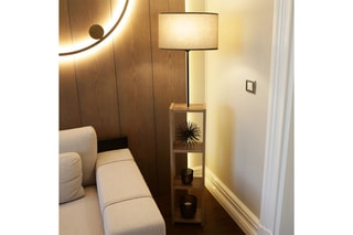 Candeeiro de pé com prateleira em madeira AYD-3150 Natural e branco