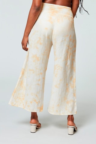 Calças palazzo tie and dye Djena Imp fundo branco
