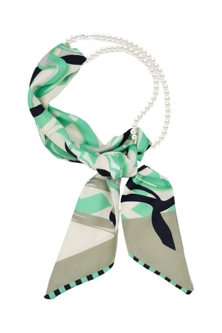Ensemble foulard et rang de perles de culture