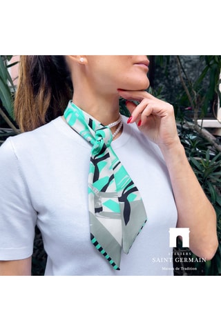 Ensemble foulard et rang de perles de culture