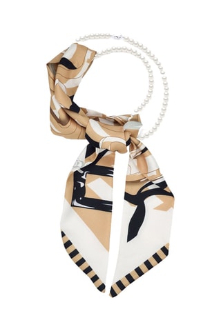Ensemble foulard et rang de perles de culture