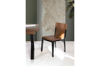 2 chaises - Marron et noir
