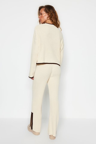 Trui en Rechte Broek Beige